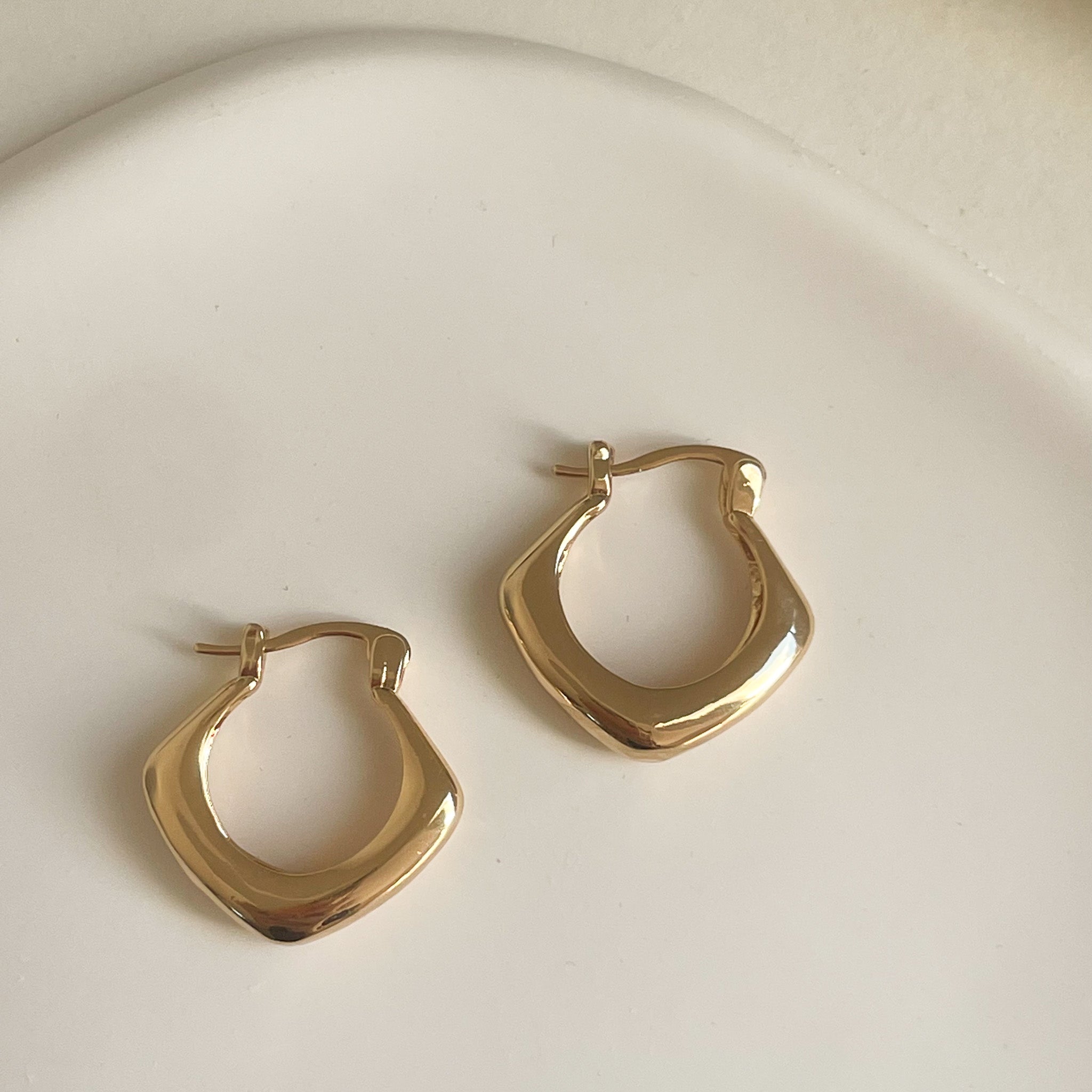 Thick hoop earrings in 18K Gold