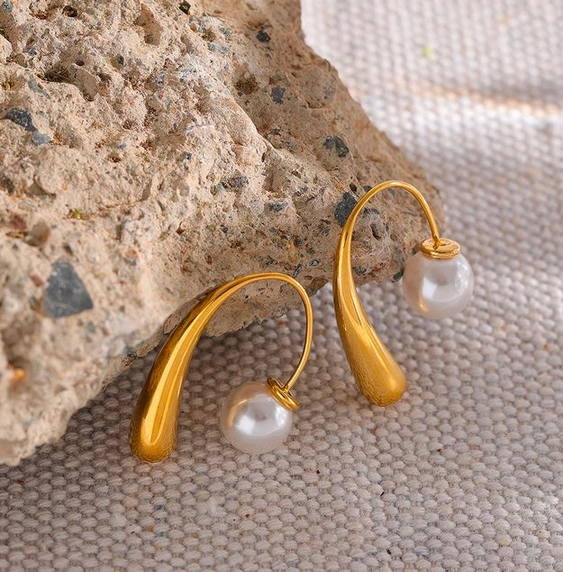 teardrop pearl earrings that are used for wedding and bridal jewelry