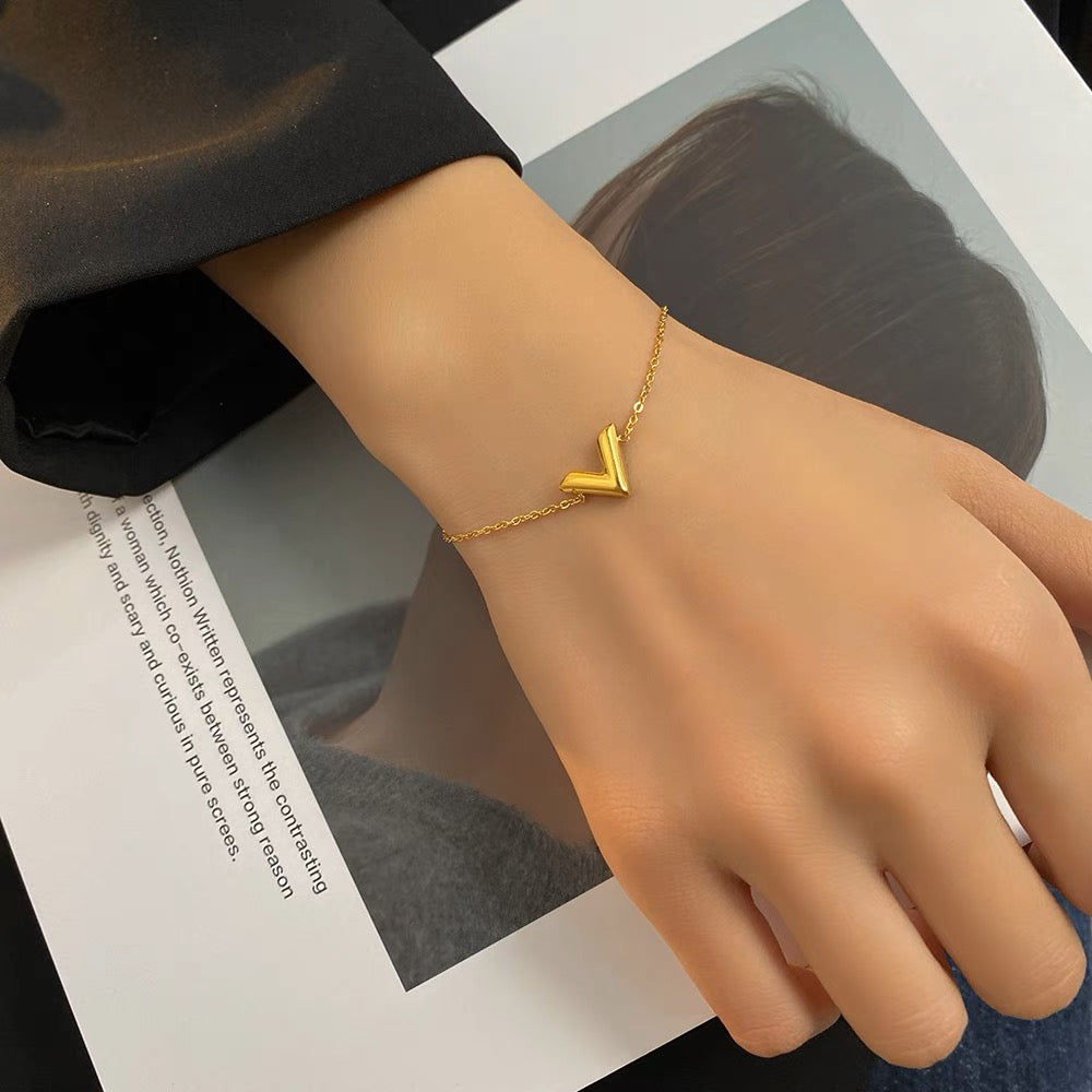 Mejuri V shaped bracelet that is minimalist and dainty for women and men in australia