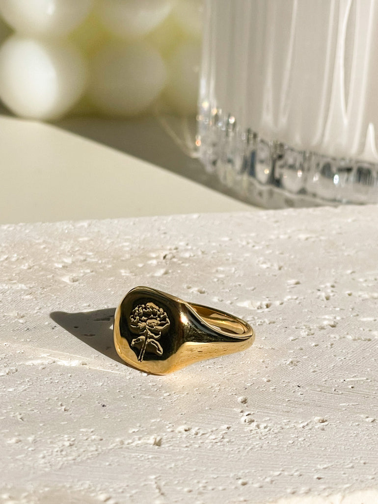 water resistant chunky gold ring with flower engraved