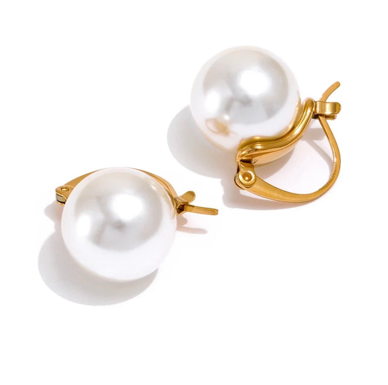 simple clip on pearl earrings in 18K solid gold for women. These earrings are waterproof and tarnish free and are genuine freshwater pearl huggie hoops. The hoops are delicate, elegant, suitable for wedding, bridal jewelry and gifts