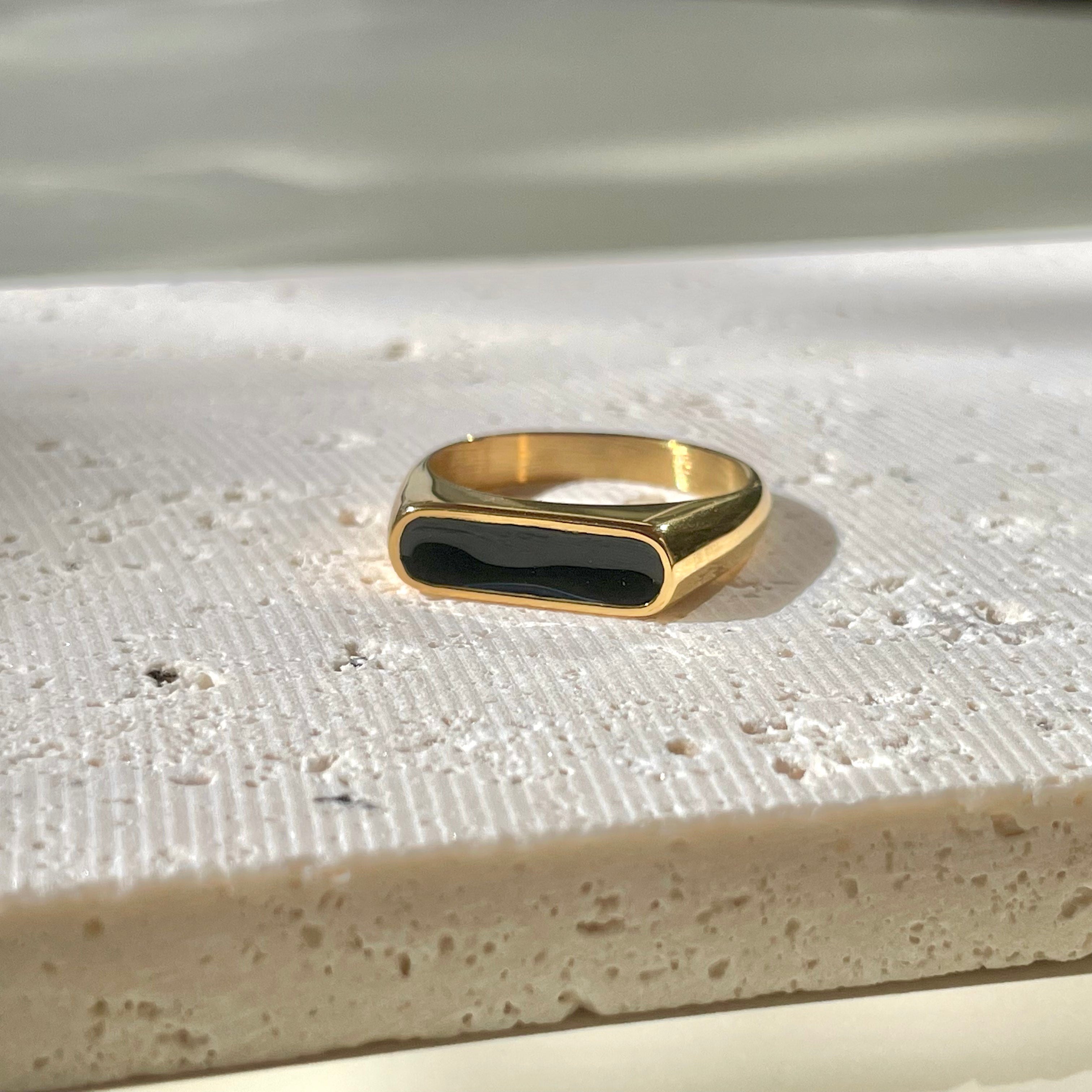 Black onyx gemstone ring in 18K Gold for women