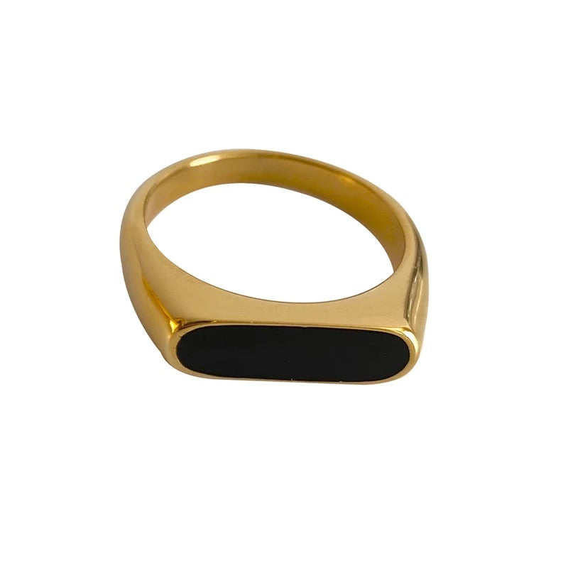 Black onyx gemstone ring in 18K Gold for women