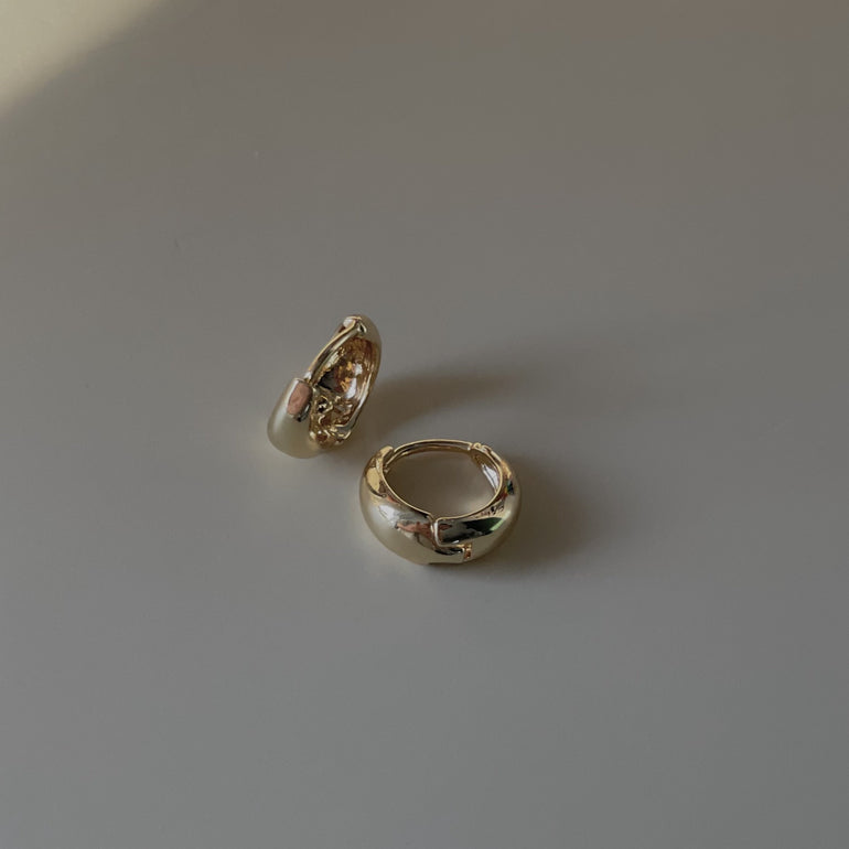 minimalist gold huggie hoop earrings 